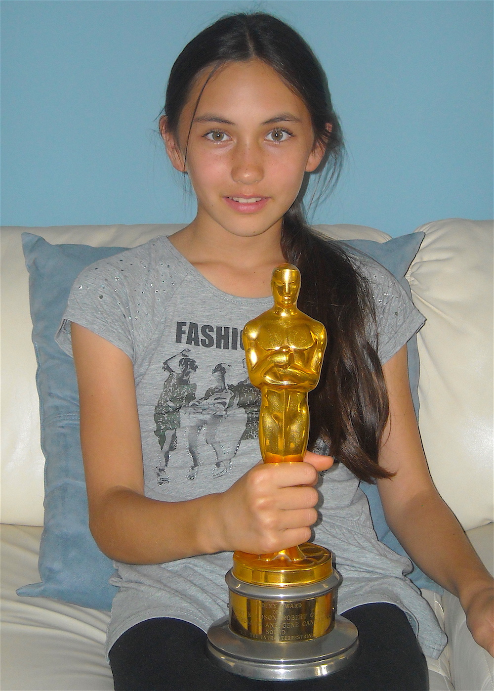 Theresa Laib holding big tall golden guy, a famous Hollywood award